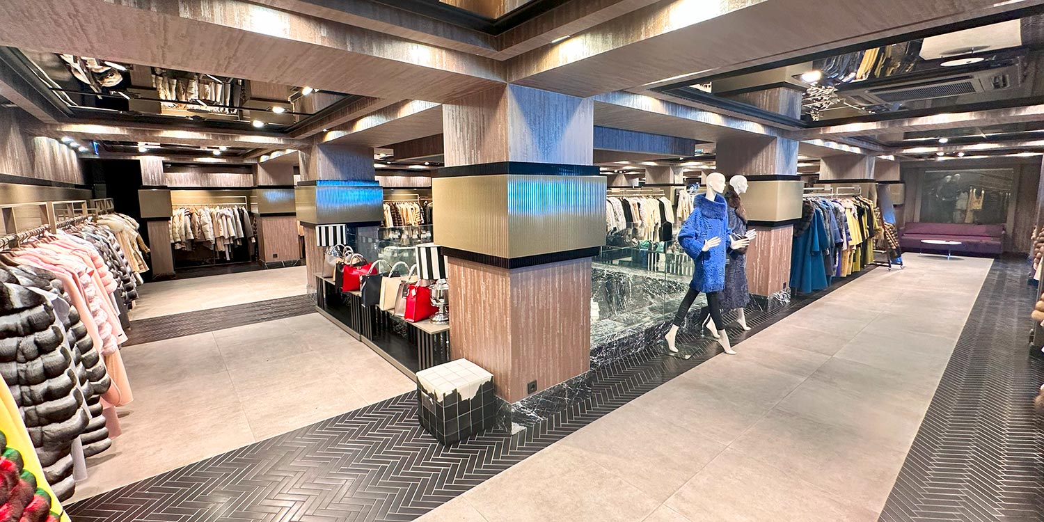 На этой фотографии вы видите лучший выбор для тех, кто хочет купить шубу в Стамбуле в новом сезоне. Здесь показана норковая шуба из Стамбула и элитная норка в Турции в классических и модных оттенках. Кроме того, на витрине представлена шуба из канадского соболя, которая воплощает королевский мех соболя. Наши меховые салоны в Стамбуле предлагают лучшие шубы из Турции цены 2026 напрямую от фабрики. Также мы выполняем пошив шуб на заказ в Турции и создаем индивидуальный дизайн меха. Вдобавок вы можете заказать бесплатный трансфер за шубами, чтобы ваша поездка в магазин меха была комфортной.