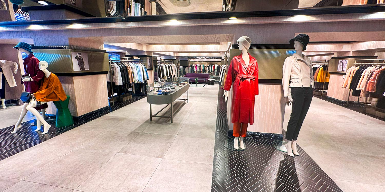 На этой фотографии вы видите лучший выбор для тех, кто хочет купить шубу в Стамбуле в новом сезоне. Здесь показана норковая шуба из Стамбула и элитная норка в Турции в классических и модных оттенках. Кроме того, на витрине представлена шуба из канадского соболя, которая воплощает королевский мех соболя. Наши меховые салоны в Стамбуле предлагают лучшие шубы из Турции цены 2026 напрямую от фабрики. Также мы выполняем пошив шуб на заказ в Турции и создаем индивидуальный дизайн меха. Вдобавок вы можете заказать бесплатный трансфер за шубами, чтобы ваша поездка в магазин меха была комфортной.